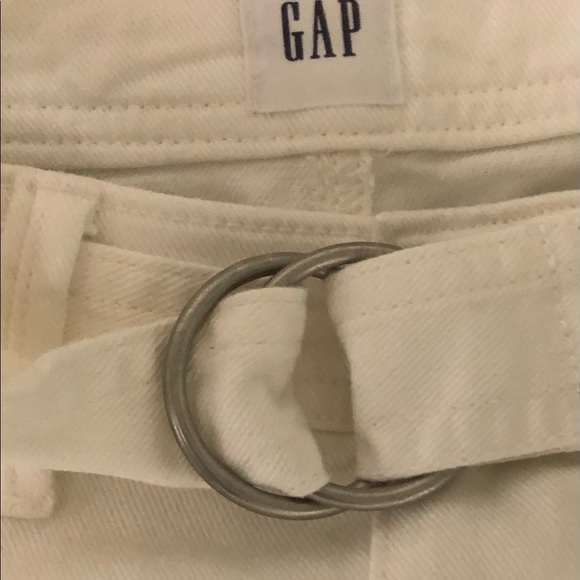 GAP Women’s 4” High Rise Shorts with belt - Picture 3 of 9